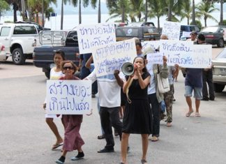 Merchants in Sattahip march to try and stop the building of a Tesco Express in their neighborhood.